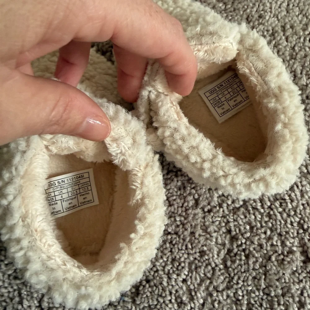 UGG Baby Bixbee Cream Sherpa faux fur Slip-Ons slippers crib shoes size 4/5